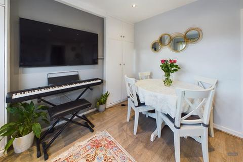 1 bedroom apartment for sale, Thames Road, Chiswick, London