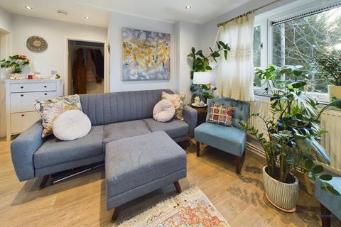 1 bedroom apartment for sale, Thames Road, Chiswick, London