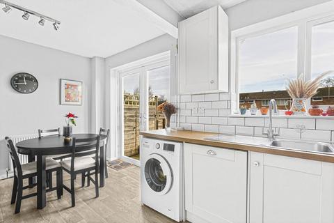 32 Chalgrove Road, Thame, OX9 3TF