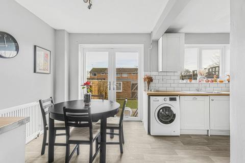32 Chalgrove Road, Thame, OX9 3TF