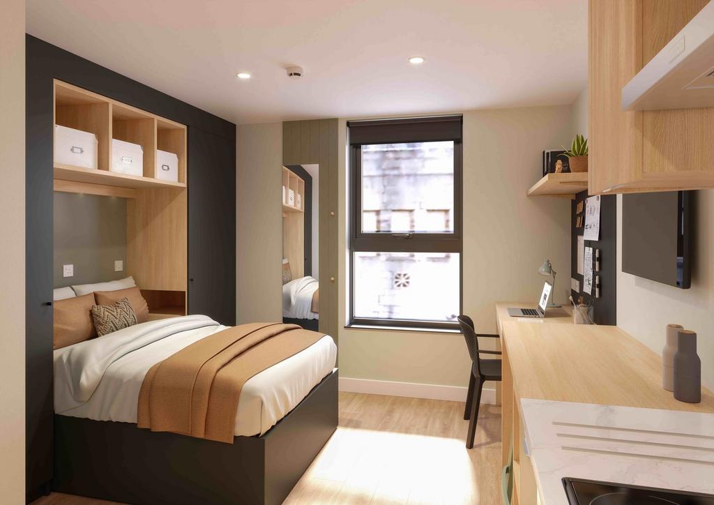 A spacious and well-lit large double bedroom fe...