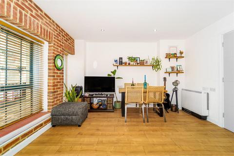 2 bedroom apartment for sale, Wilton House, Ealing W13