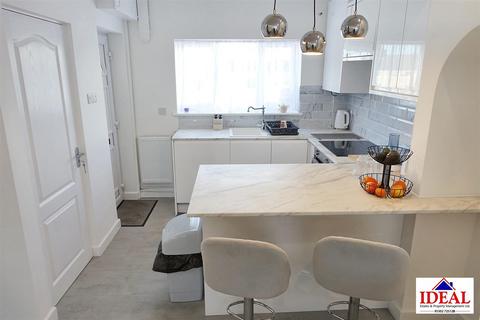 43 The Crescent, Woodlands, Doncaster, DN6 7PE