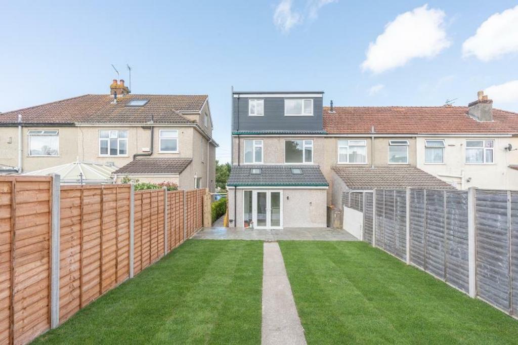 A beautiful and spacious garden with well-manic...