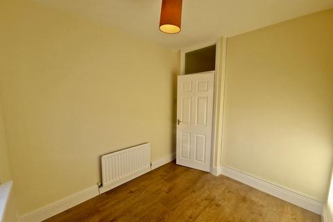 3 bedroom flat to rent, Richmond Road, South Shields NE34