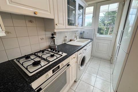 2 bedroom flat to rent, PARK AVENUE, FINCHLEY, N3