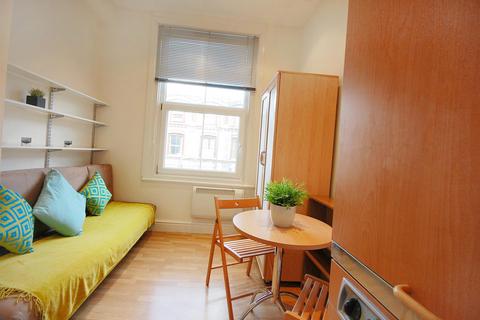 Studio to rent, Cheniston Gardens, London W8