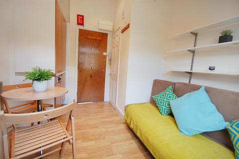 Studio to rent, Cheniston Gardens, London W8