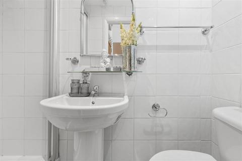 Studio to rent, Cheniston Gardens, London W8