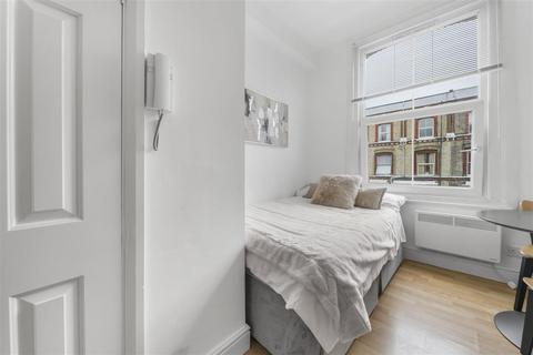 Studio to rent, Cheniston Gardens, London W8