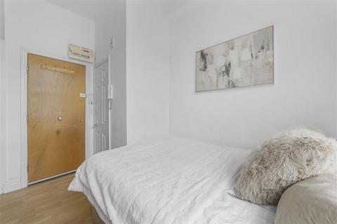 Studio to rent, Cheniston Gardens, London W8
