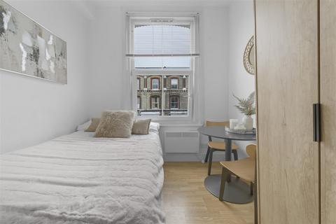 Studio to rent, Cheniston Gardens, London W8