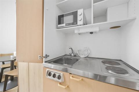 Studio to rent, Cheniston Gardens, London W8