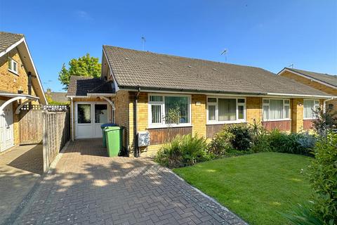 4 bedroom semi-detached bungalow to rent, High Road, Watford WD25