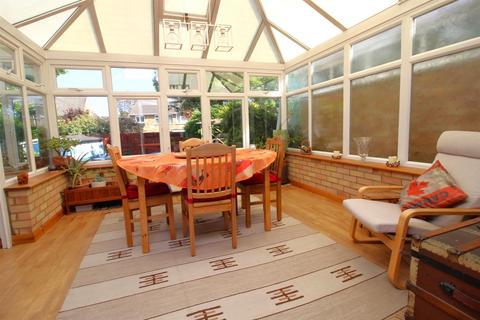 4 bedroom semi-detached bungalow to rent, High Road, Watford WD25