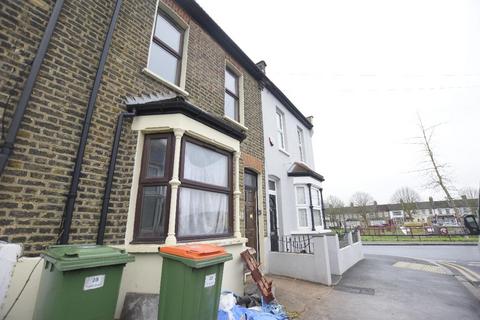 4 bedroom terraced house to rent, Fabian Street, East Ham, E6