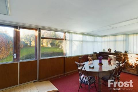 2 bedroom bungalow for sale, Coppermill Road, Wraysbury, Berkshire, TW19