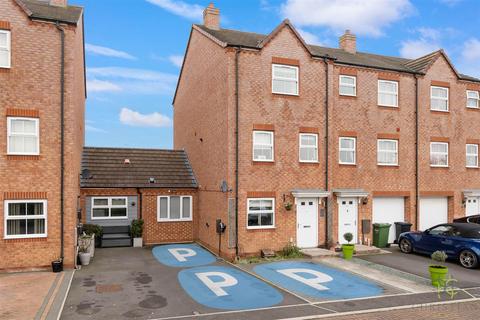 4 bedroom townhouse for sale, Poppy Close, Evesham WR11