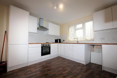 3 bedroom end of terrace house to rent, Church Path, Mitcham