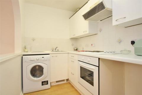 1 bedroom maisonette to rent, Alexandra Gardens, Woking GU21