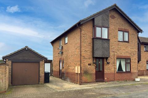 4 bedroom detached house to rent, Bradfield Avenue, Hadleigh, IP7