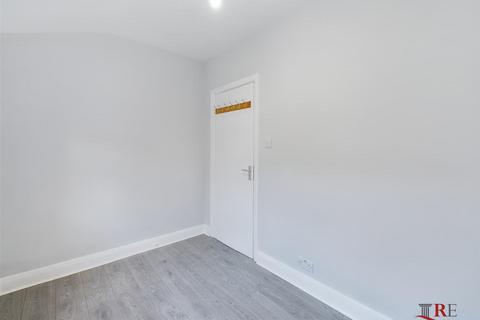 3 bedroom flat to rent, Oldfield Road, London NW10