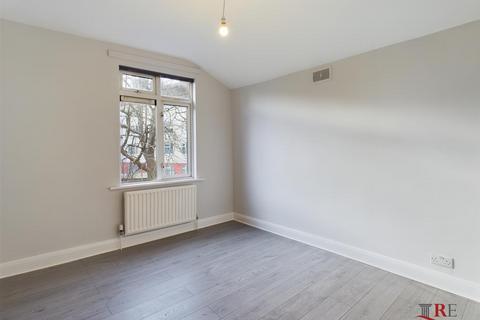 3 bedroom flat to rent, Oldfield Road, London NW10