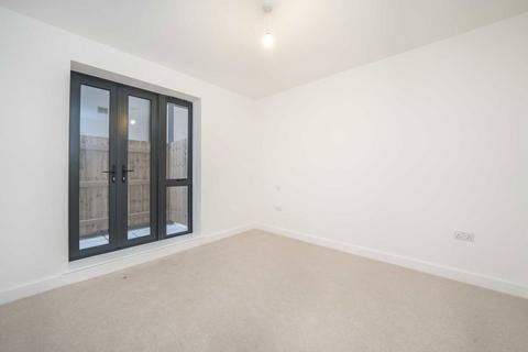 3 bedroom flat for sale, Somerset Road, London W13