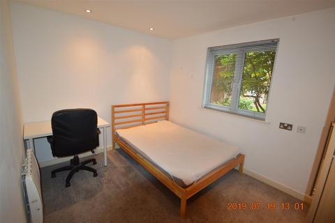 3 bedroom flat to rent, Stretford Road, Manchester M15