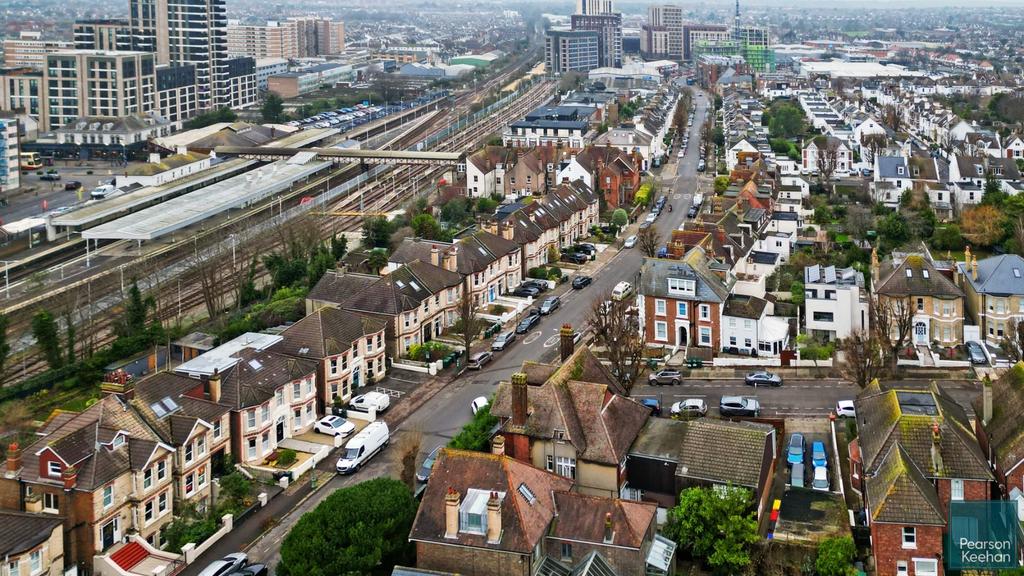 17 WILBURY GARDENS - EXTRA DRONE SHOTS (1).jpg