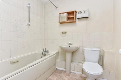 2 bedroom apartment to rent, SANDRINGHAM ROAD, PETERSFIELD, HAMPSHIRE  GU32 2AA