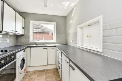 2 bedroom apartment to rent, SANDRINGHAM ROAD, PETERSFIELD, HAMPSHIRE  GU32 2AA