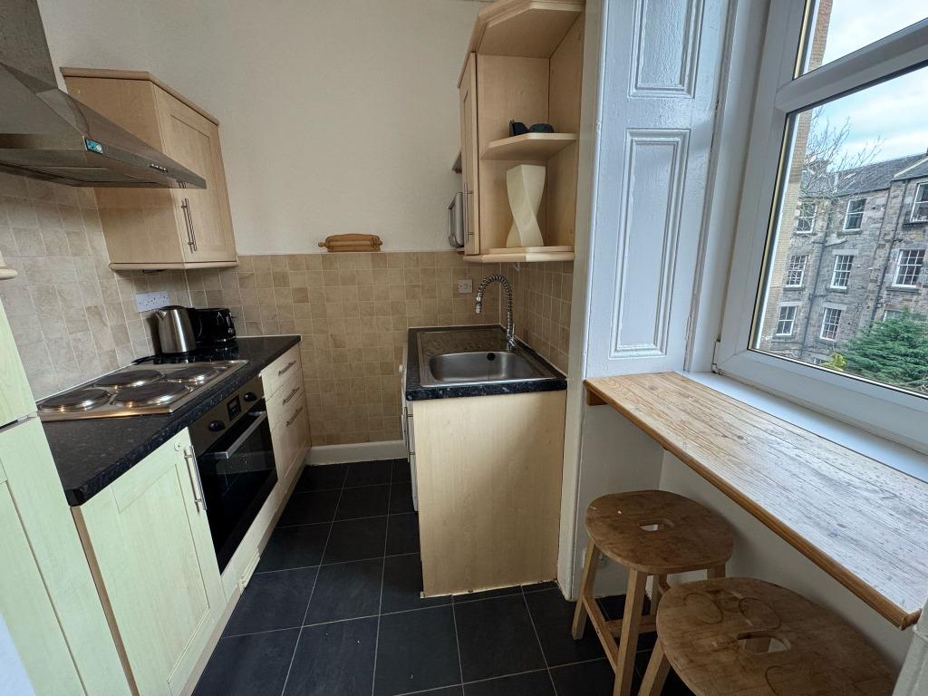 Apartment in Edinburgh, Tollcross - View 5