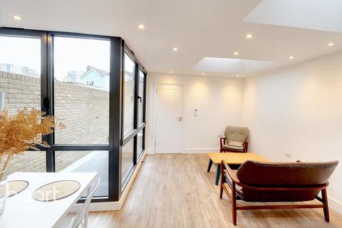 2 bedroom semi-detached house to rent, Stanton Road, Croydon