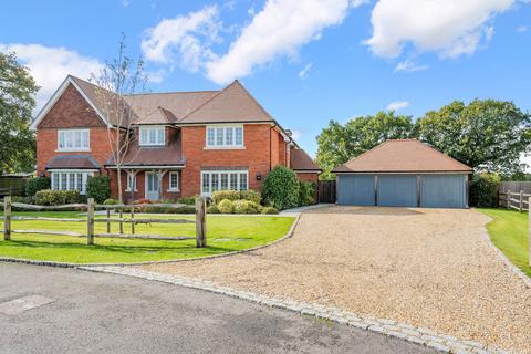 13 Highfield Close, Lingfield, RH7 6GR