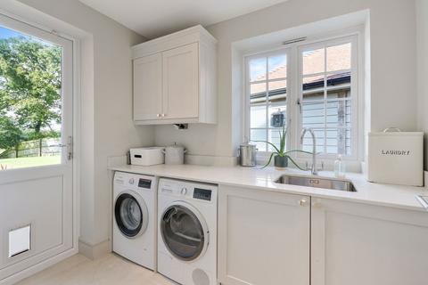 13 Highfield Close, Lingfield, RH7 6GR