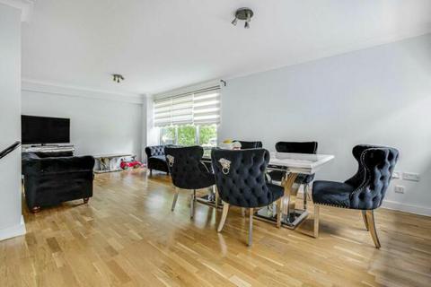 2 bedroom ground floor flat for sale, The Knoll, Ealing