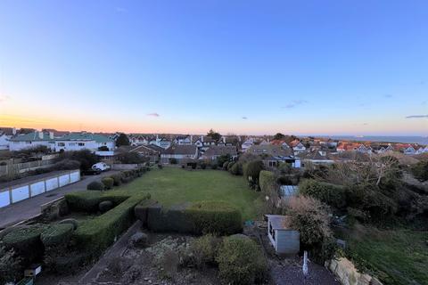 2 bedroom flat to rent, Kingsgate Avenue Broadstairs CT10