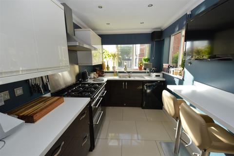 4 bedroom terraced house for sale, Sycamore Drive, Brentwood