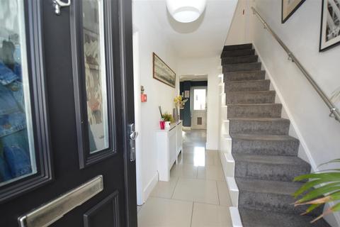 4 bedroom terraced house for sale, Sycamore Drive, Brentwood