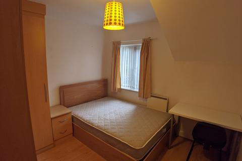 2 bedroom flat to rent, Mitford Road, Manchester M14