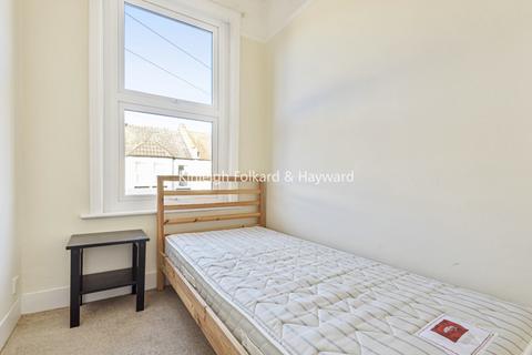 2 bedroom apartment to rent, Khartoum Road London SW17