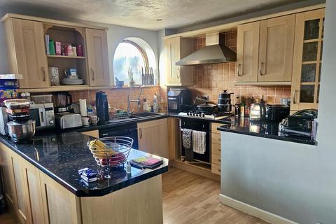 3 bedroom townhouse for sale, Fearnley Court, Holmfirth HD9