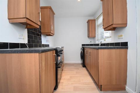 5 bedroom end of terrace house to rent, Park Street, Wakefield WF4