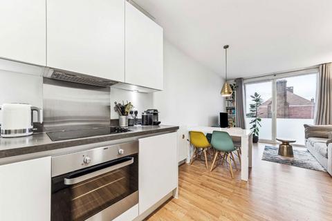 1 bedroom flat for sale, Mountearl Gardens, London SW16