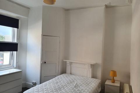 1 bedroom in a house share to rent, Double Room First Floor, Knightstone Road