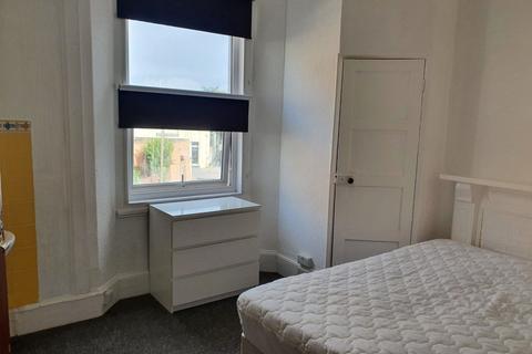 1 bedroom in a house share to rent, Double Room First Floor, Knightstone Road