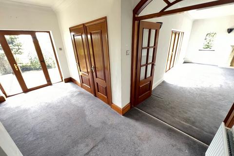 5 bedroom detached house to rent, Toftshaw Fold, Bradford BD4