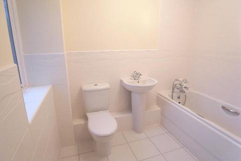 3 bedroom flat to rent, Chancel Square, Meanwood, Leeds, LS6