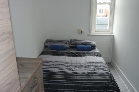 2 bedroom apartment to rent, London Road